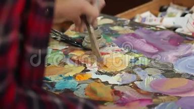 艺术家在画室里画油画，画家在工作，创作者制作艺术品，画笔和颜料